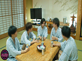 息子ほど年の離れたバイト先の男子学生達と一泊二日の温泉旅行に来たＦｃｕｐ巨乳パート主婦はちょっぴり欲求不満で…僕達みんな４０歳パート主婦ともかさんのガチ恋勢　サンプル画像13